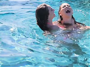 Riley Reid and Kimmy Granger take a dip in each others pussies