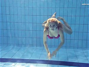 super-fucking-hot Elena demonstrates what she can do under water